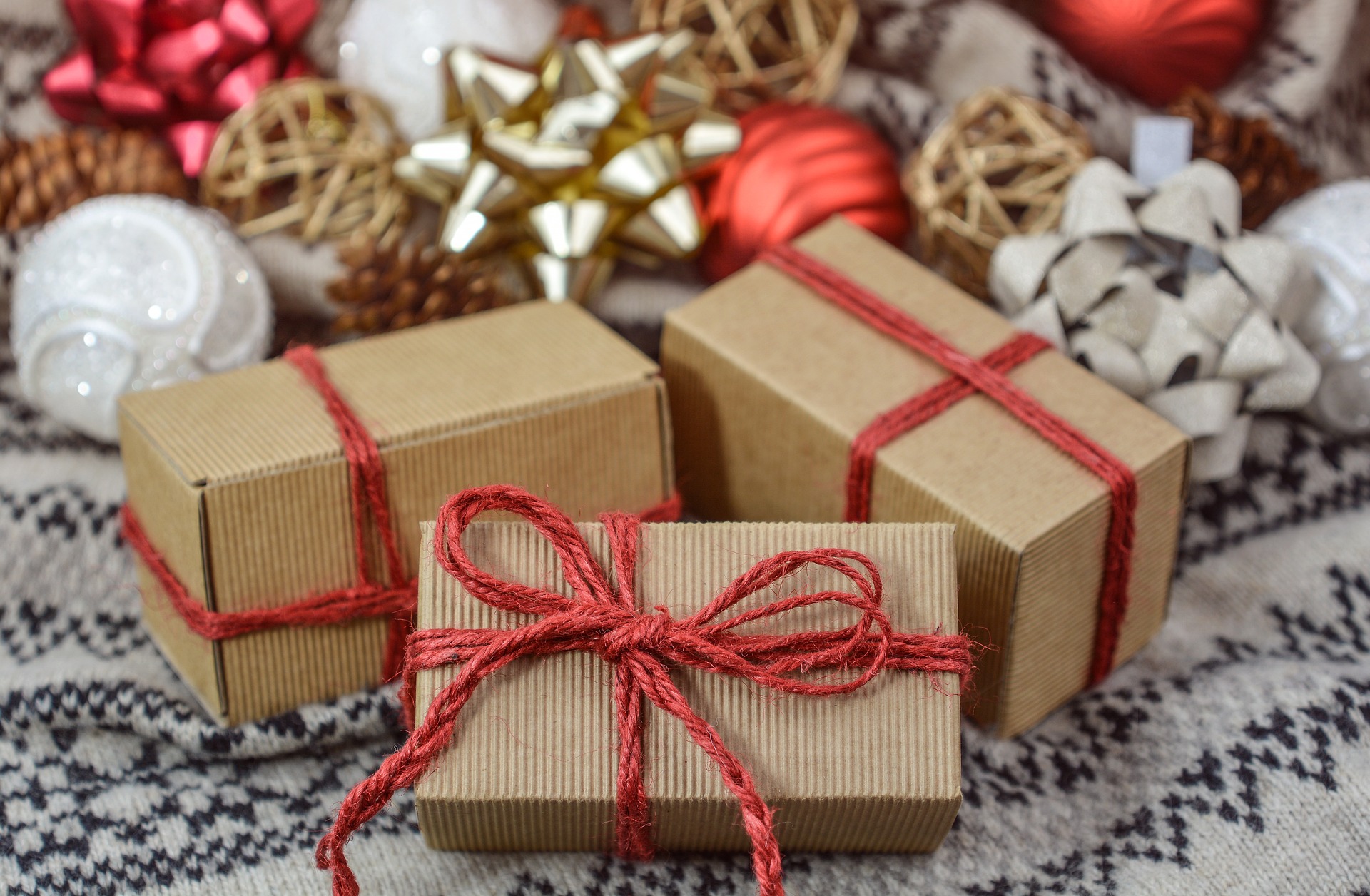 Weihnachtspäckchen für Seniorinnen und Senioren. Bild: Monika / Pixabay 